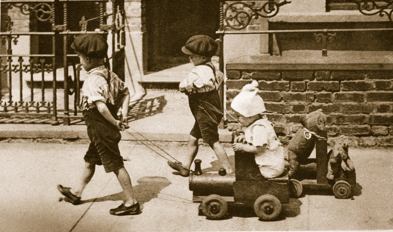 Enfants jouant dans la rue : garçons tirant des chariots - English Photographer