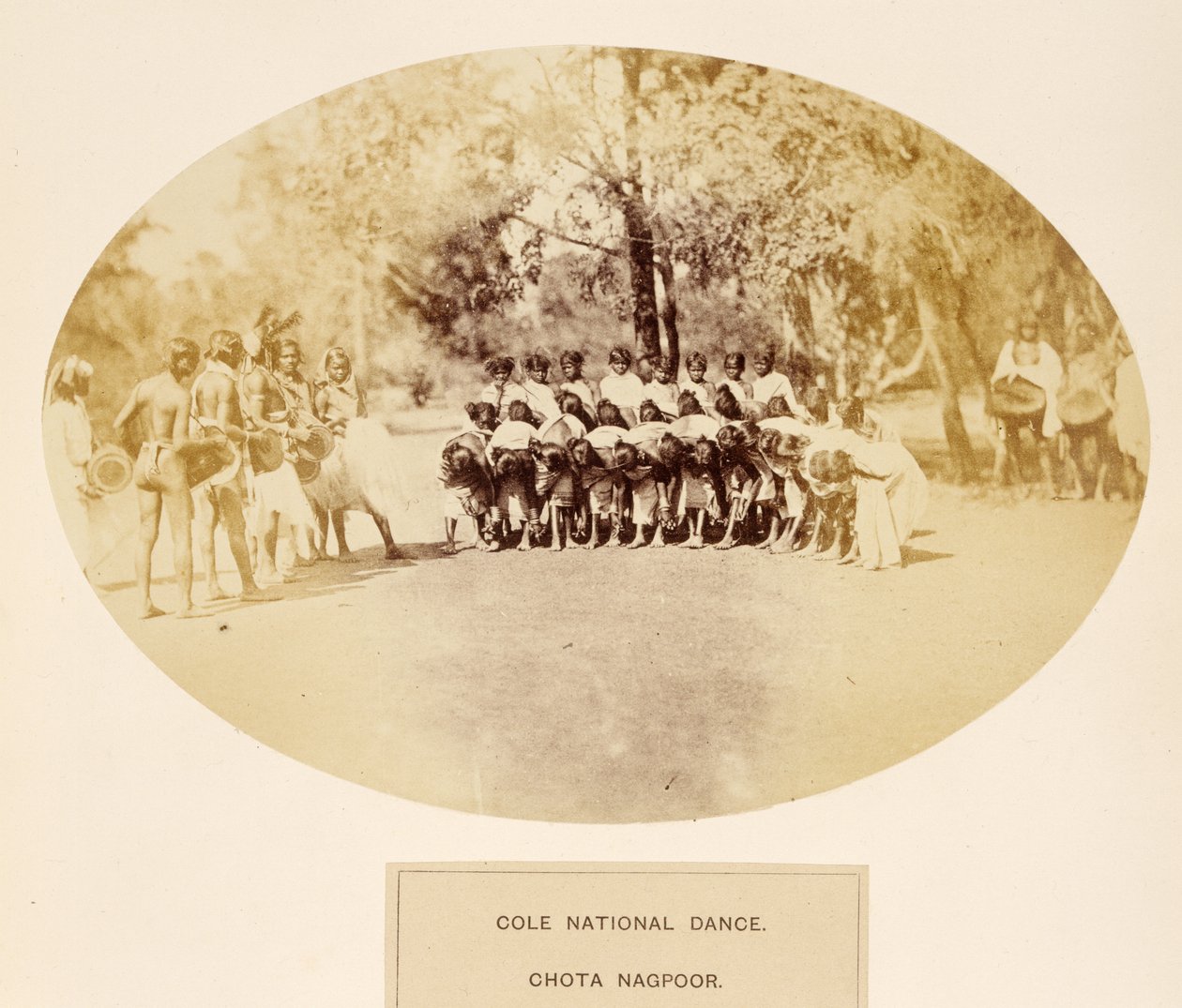 Danse nationale Cole, Chota Nagpoor, de The People of India, par J. Forbes Watson, publié en 1868 - English Photographer