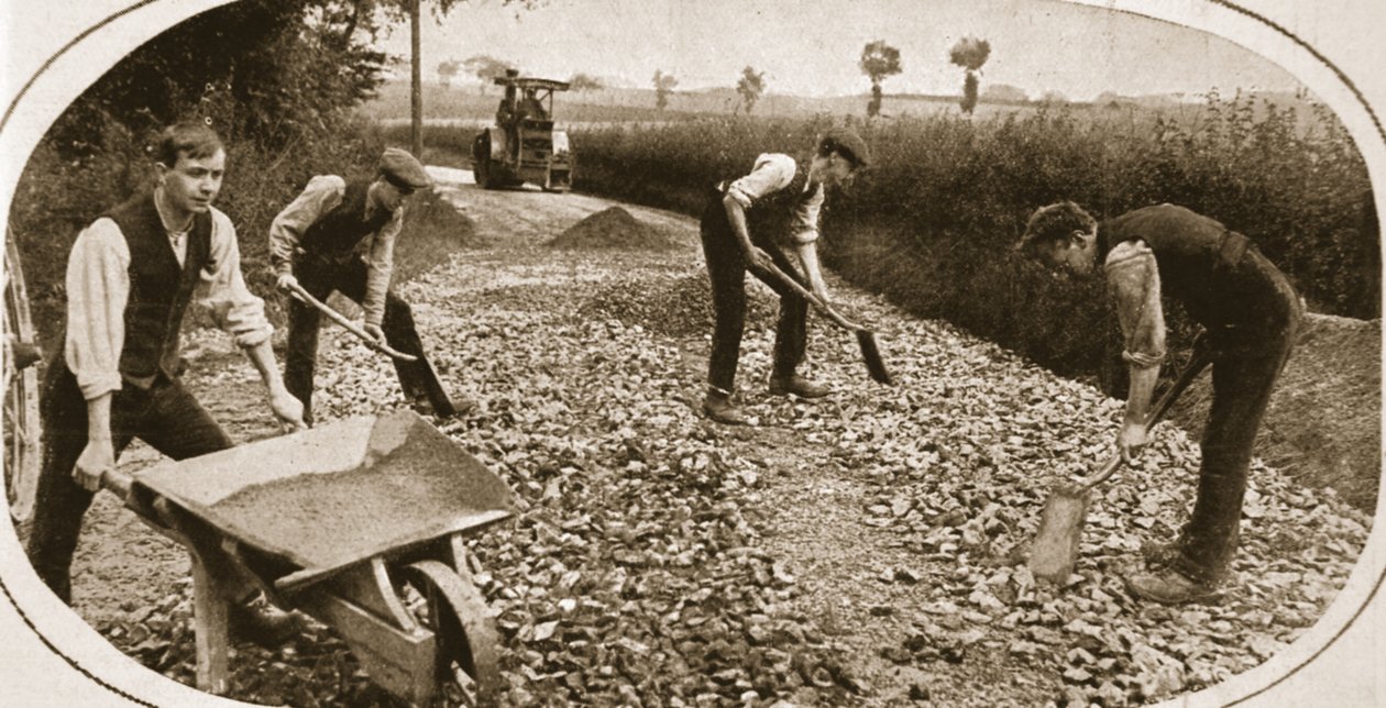 Objecteurs de conscience utilement employés : hommes du N.C.C. sur une route militaire, illustration de The Illustrated War News, 23 août 1917 - English Photographer