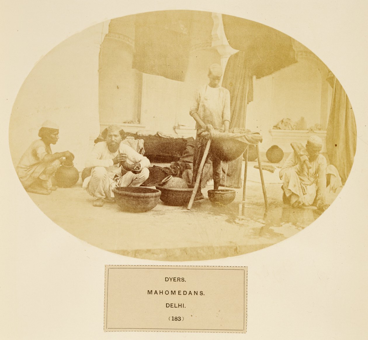 Teinturiers, Mahométans, Delhi, de The People of India, par J. Forbes Watson, publié en 1868 - English Photographer