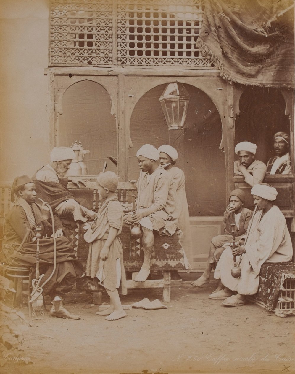 Famille égyptienne dans une cour, 1893 - English Photographer
