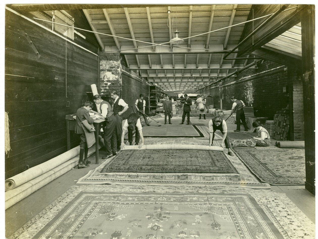 Inspection finale, usine de tapis, 1923 - English Photographer