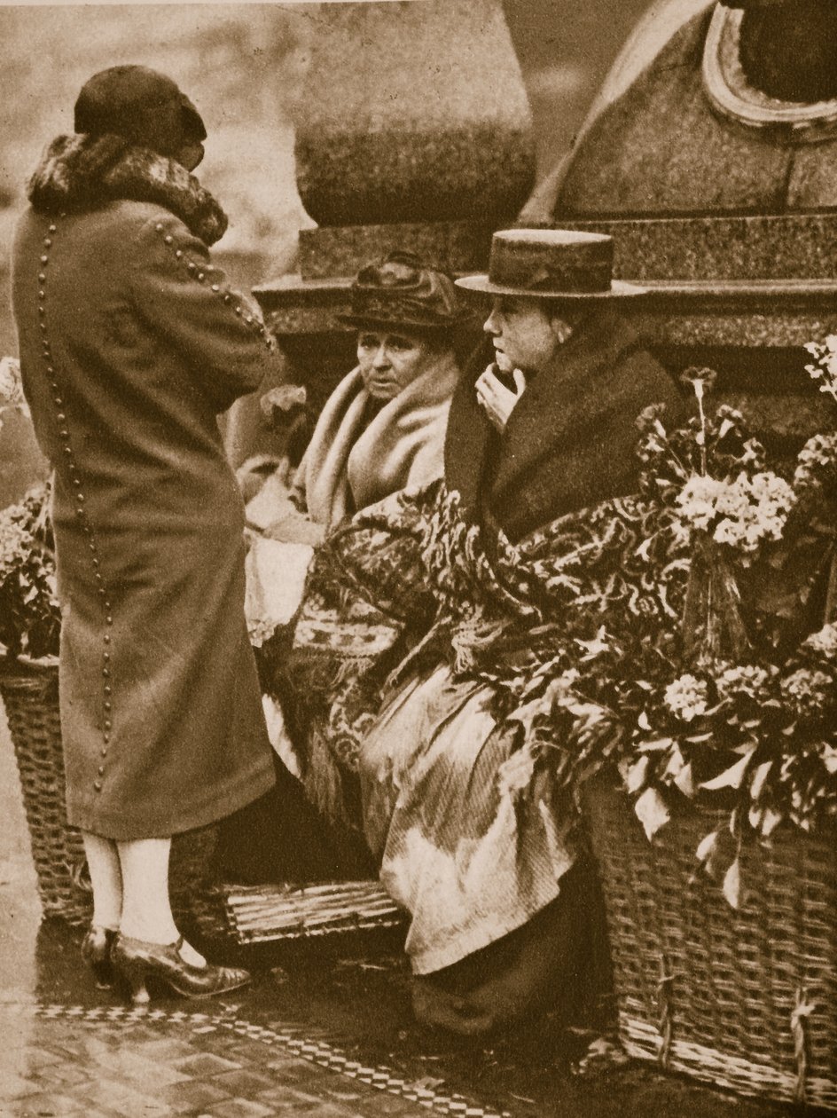 Vendeurs de fleurs se regroupant et discutant à Piccadilly Circus - English Photographer