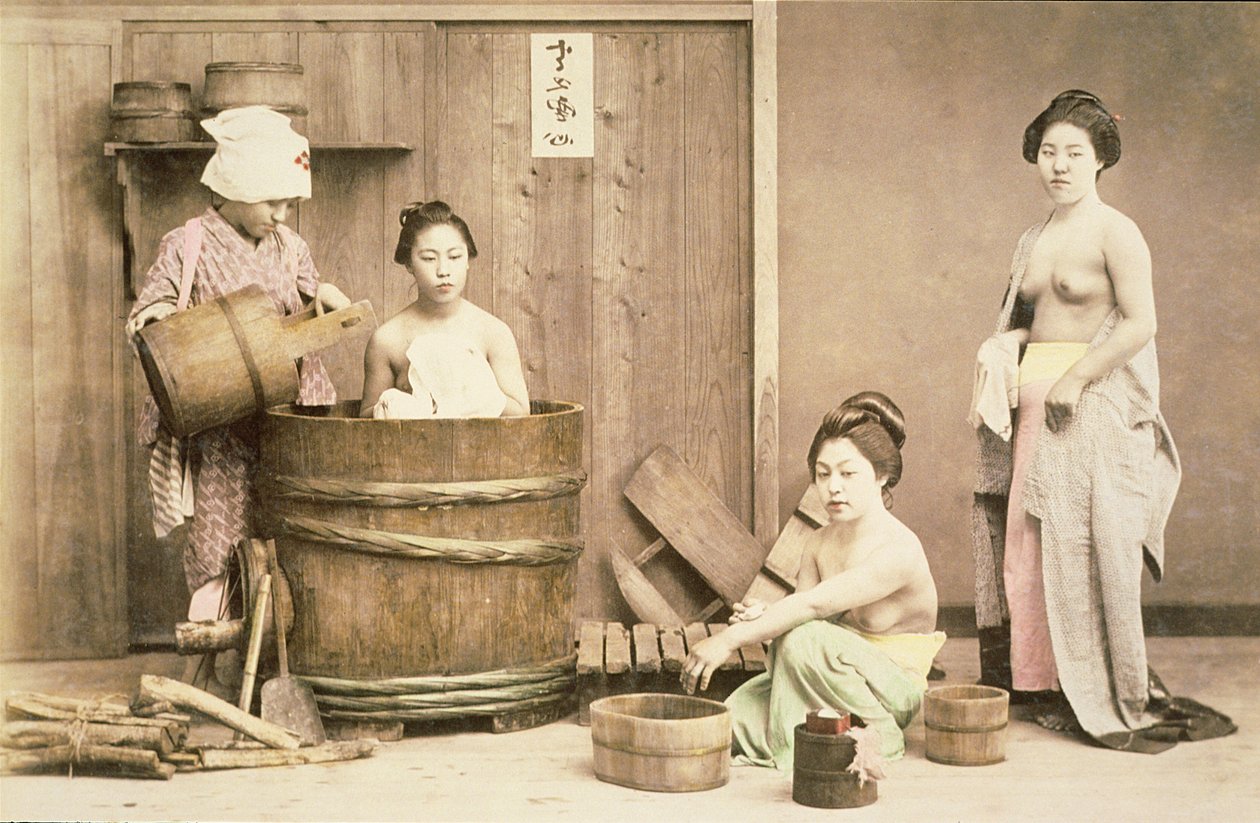 Geishas se baignant, vers 1880 (tirage albuminé colorié à la main) - English Photographer