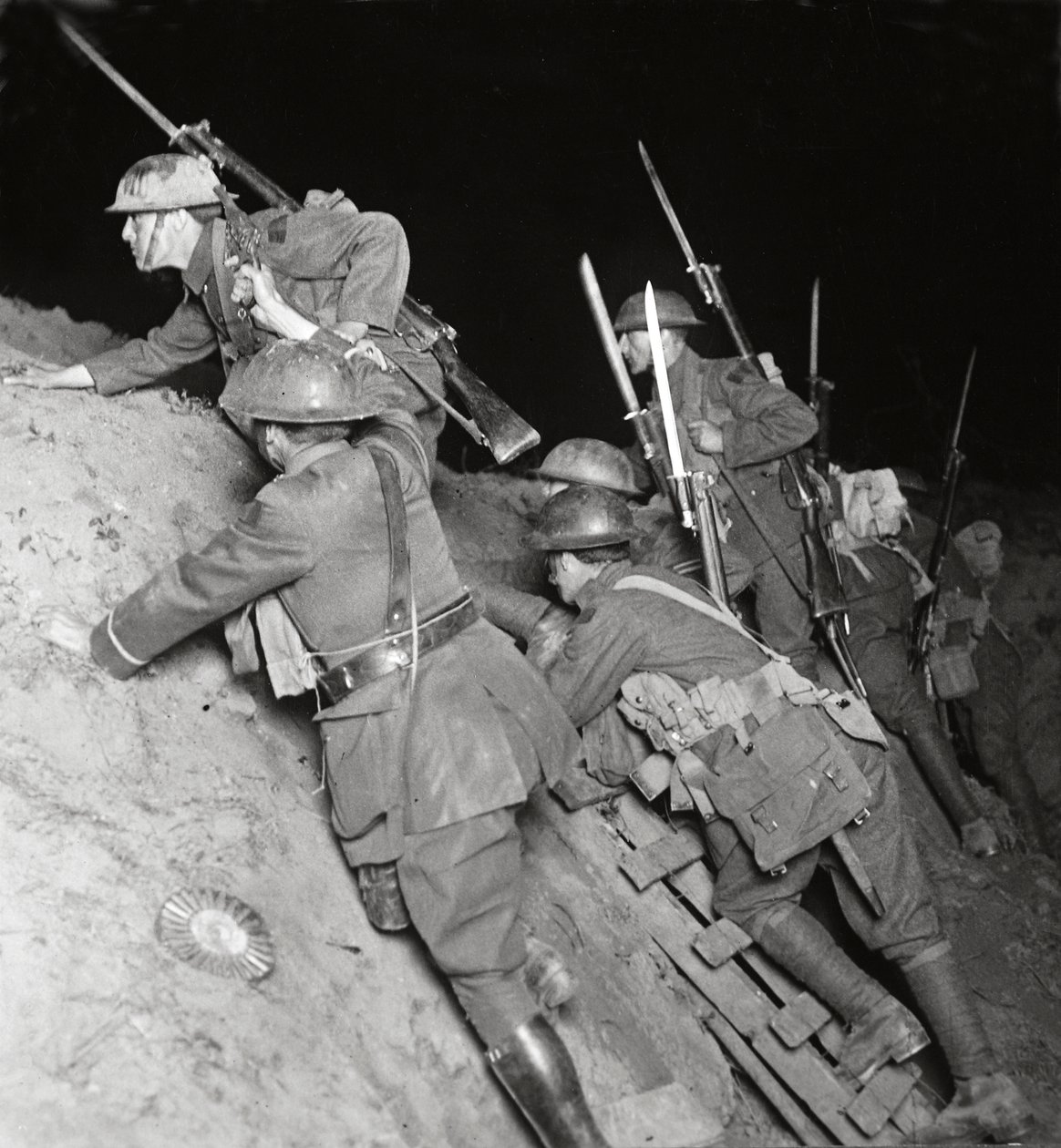 Dans des combats désespérés toute la nuit, nous résistons vaillamment à l