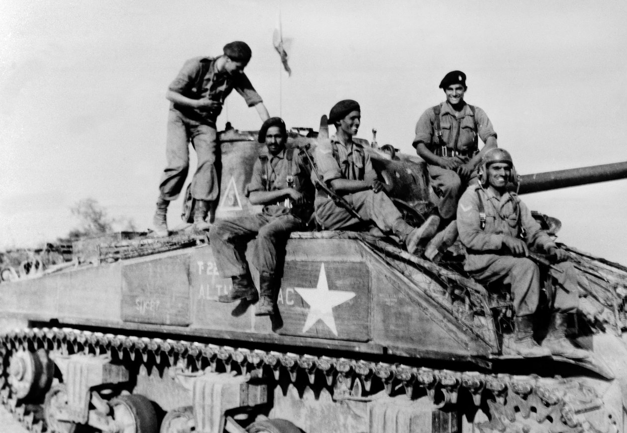 Équipage de char indien sur leur Sherman - English Photographer