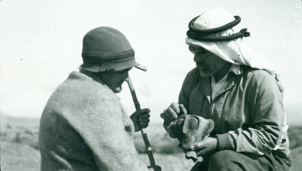 John Garstang montrant un calice en poterie Yahudieh à Mme Garstang, 1930 - English Photographer