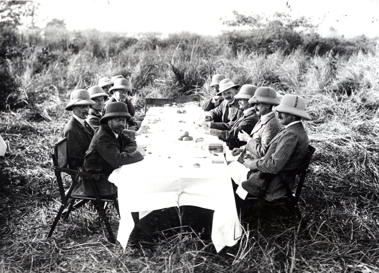 Le roi George V déjeunant dans la vallée de Chitwan lors d