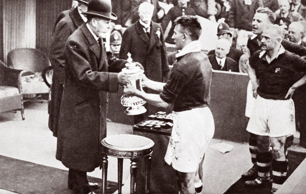 Le roi George remettant la FA Cup - English Photographer
