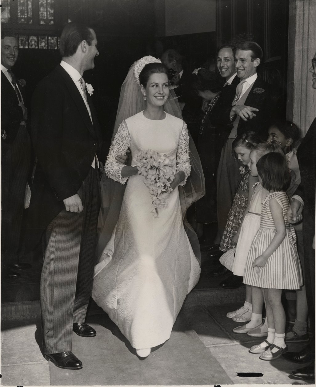 Lady Philippa Wallop portant une robe de mariée Belleville Couture - English Photographer