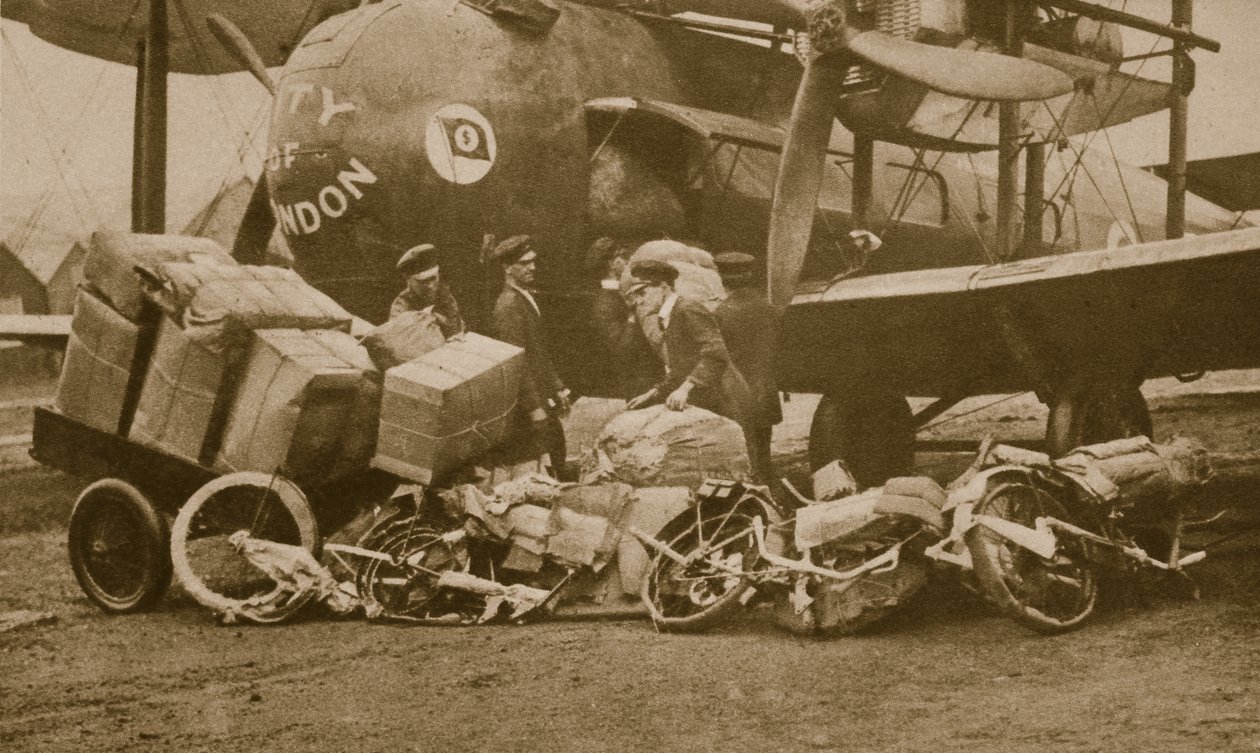 Chargement de la machine Vickers-Vimy City of London avec des cadres de moto pour Cologne - English Photographer
