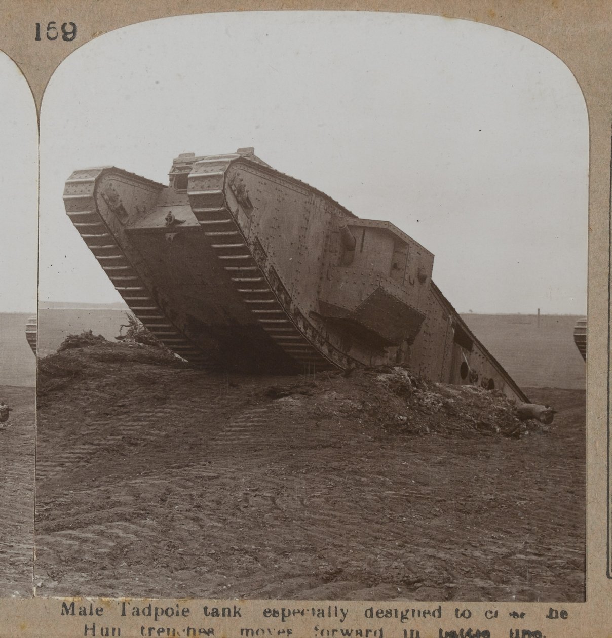 Char mâle Tadpole spécialement conçu pour traverser les tranchées ennemies avance en ligne de bataille, 1914-18 - English Photographer