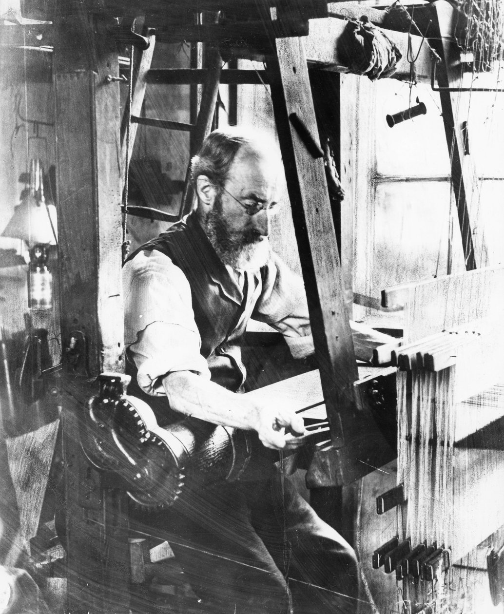 Homme travaillant à un métier à main - English Photographer