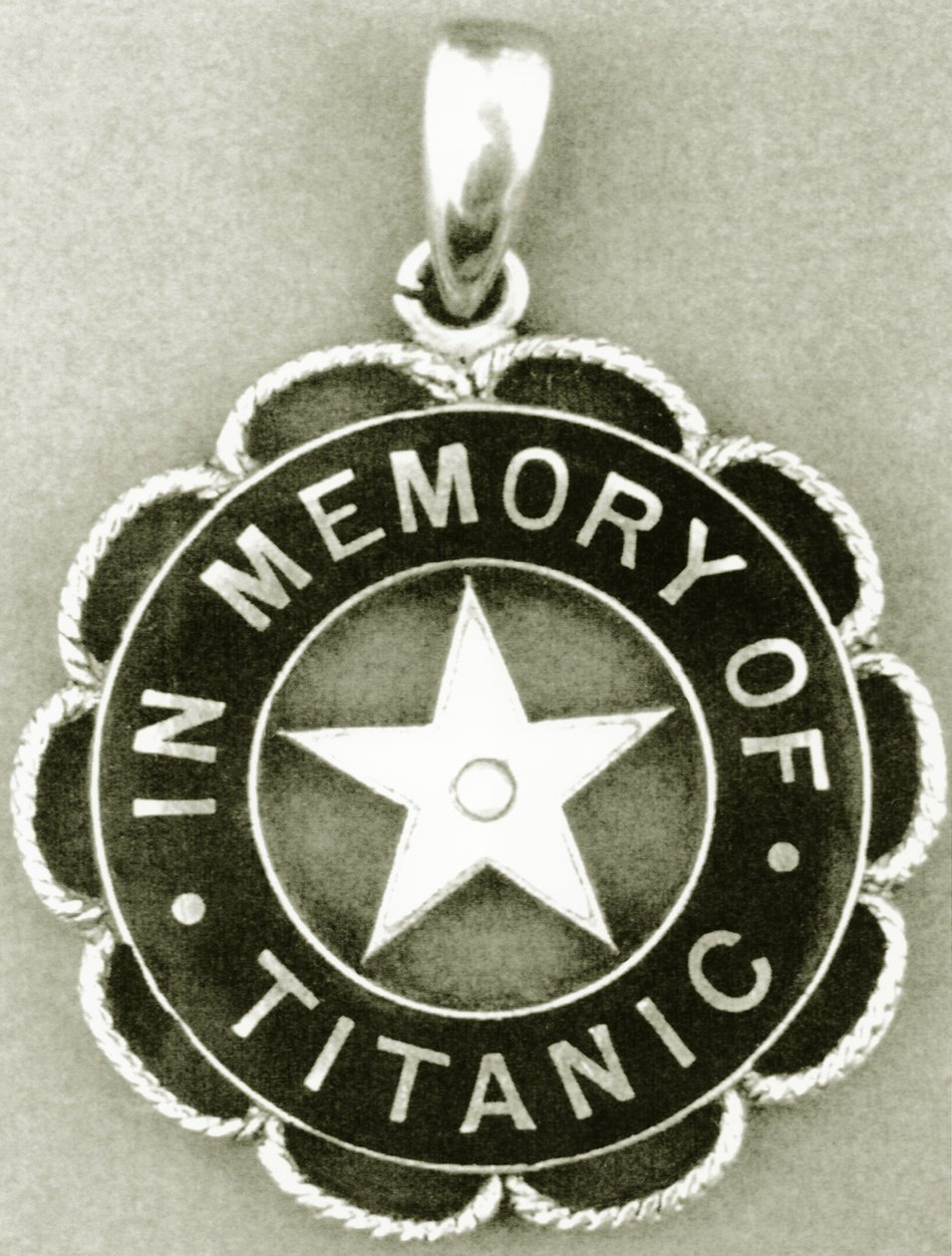 Médaille donnée par la White Star Line aux survivants du naufrage du Titanic - English Photographer