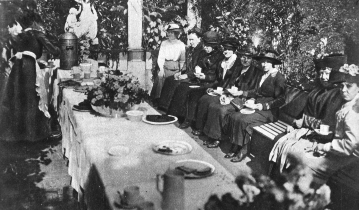 Fête des mères : Lady Byron reçoit les mères des combattants pour le thé, de The Illustrated War News, 16 août 1916 - English Photographer
