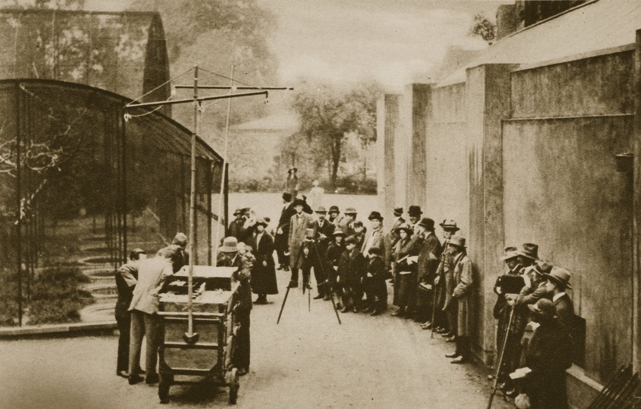 Officiels de la British Broadcasting Corporation, préparant la diffusion de bruits de la volière du zoo de Londres - English Photographer