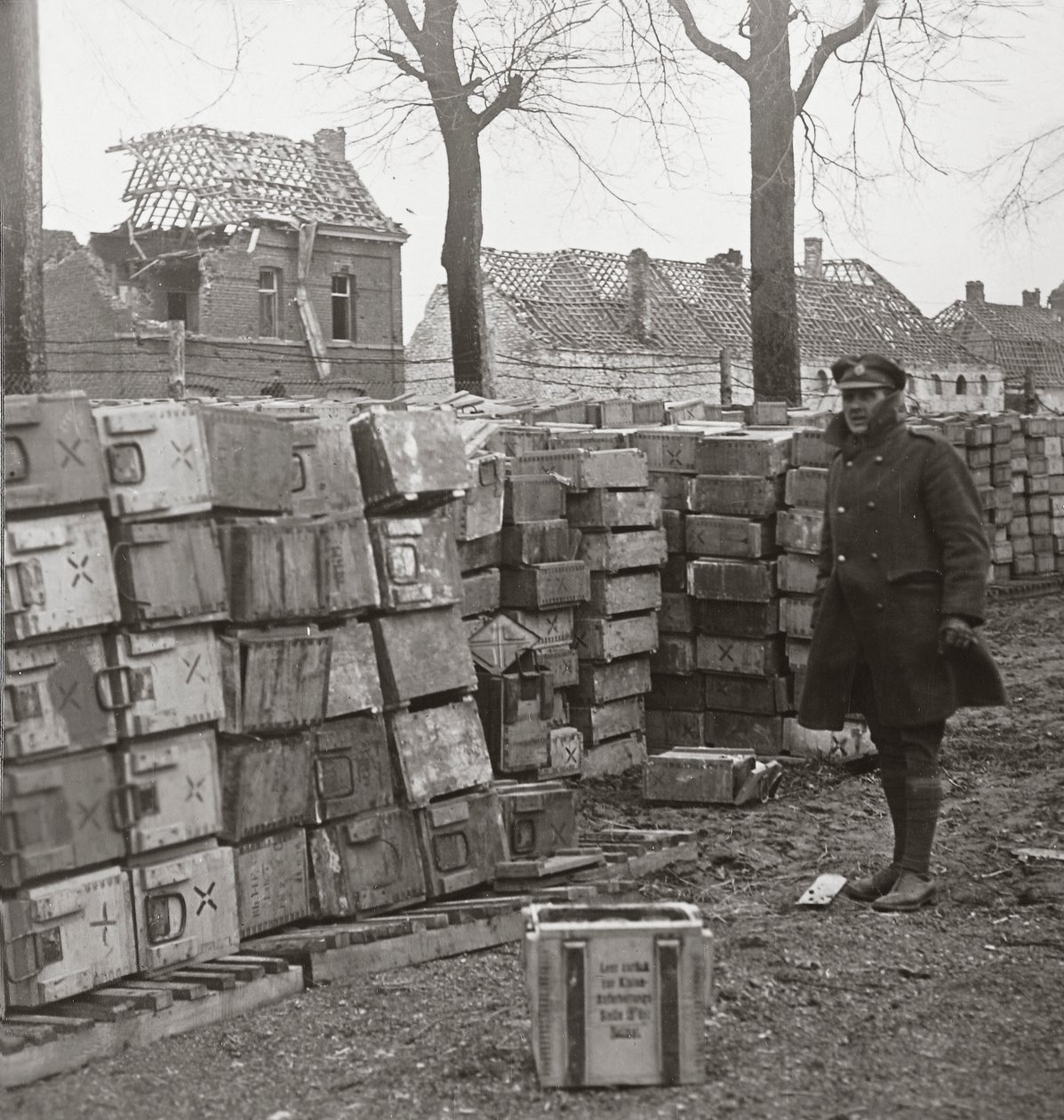 Notre avance rapide près de Cambrai a contraint les Allemands à abandonner de grandes quantités de munitions - English Photographer