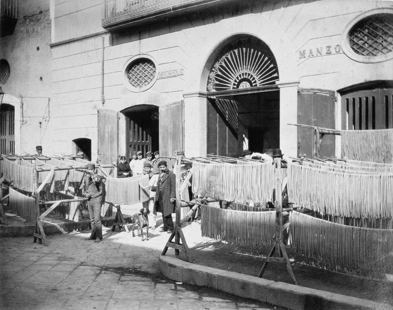 Séchage des pâtes dans les rues, Naples, 1897 - English Photographer