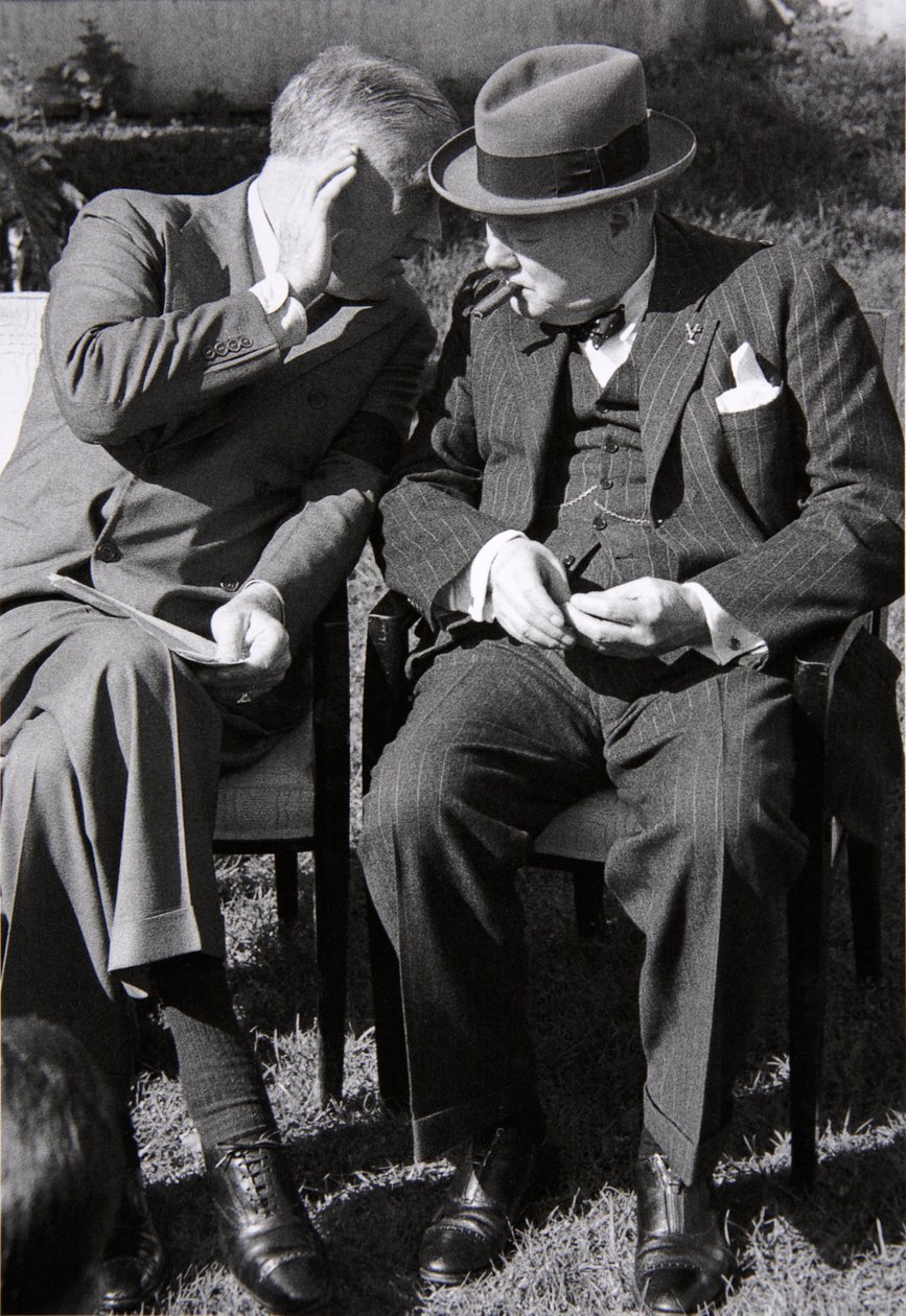 Roosevelt et Churchill en pleine conversation à la conférence de Casablanca, Maroc, janvier 1943 - English Photographer