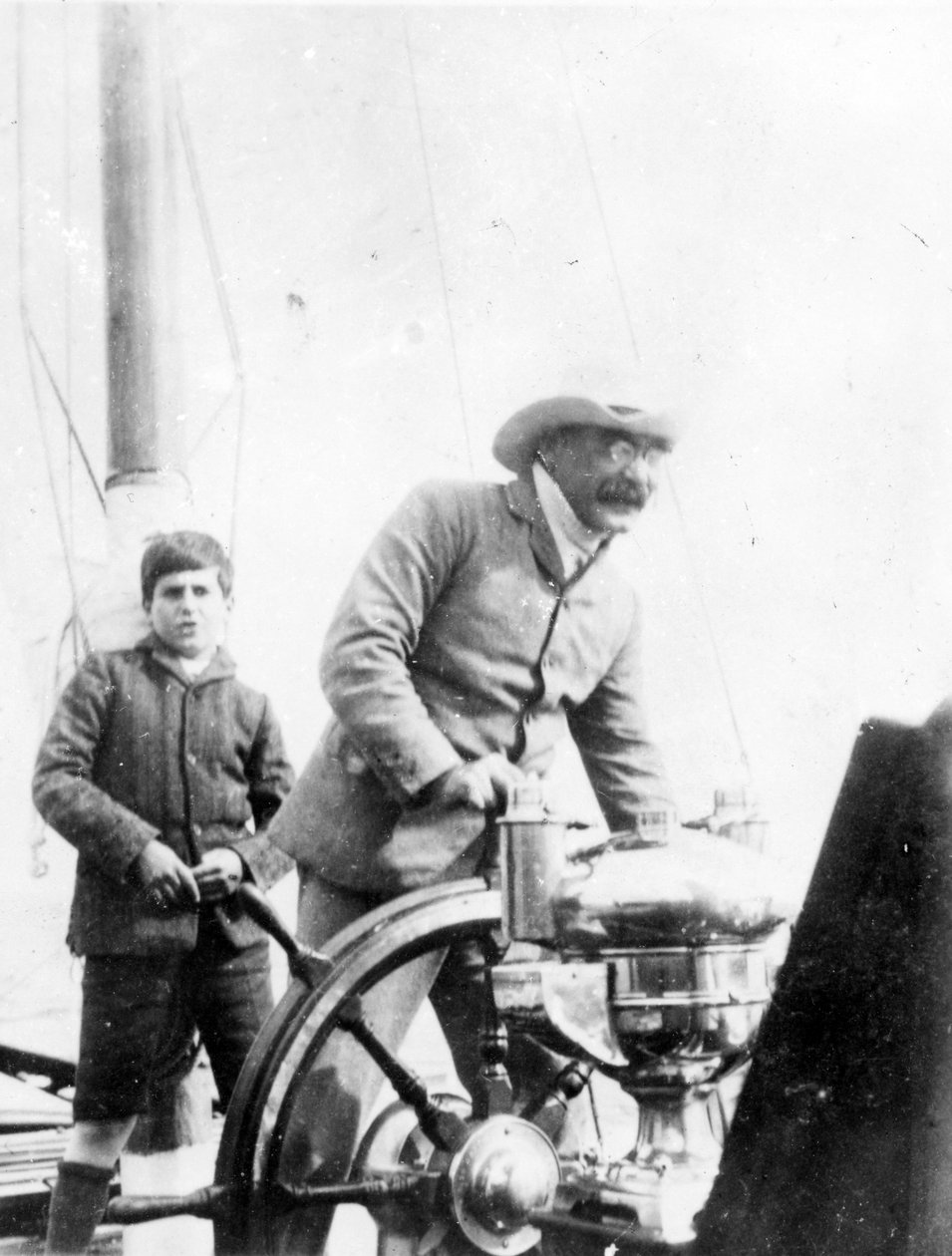 Rudyard Kipling et son fils John sur le yacht 