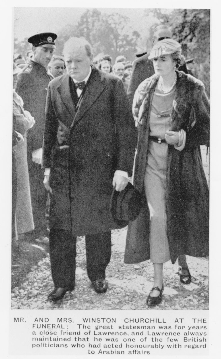 Sir Winston Churchill (1874-1965) et sa femme, Clementine Ogilvy, aux funérailles de T. E. Lawrence (1888-1935) 1935 - English Photographer