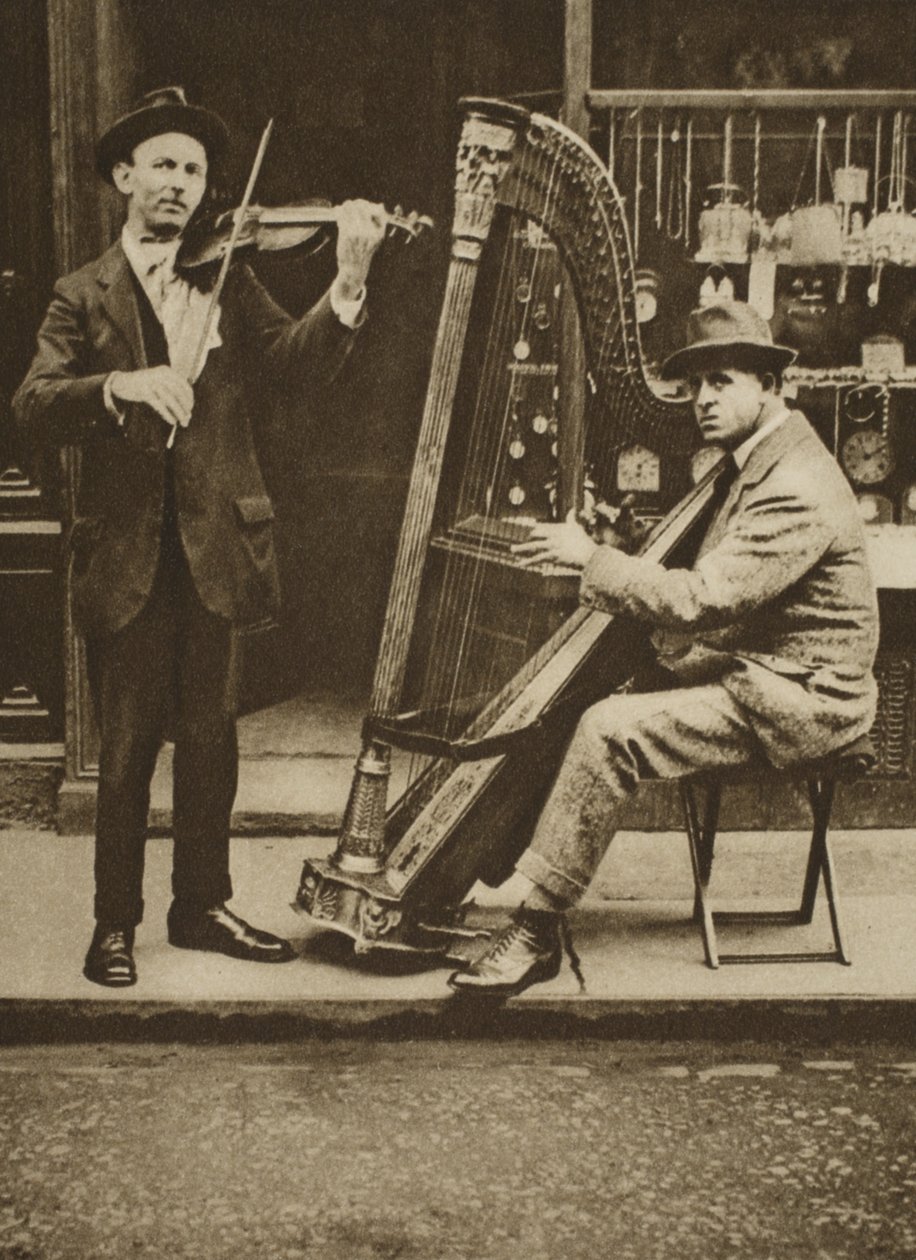 Musiciens de rue : un harpiste et un violoniste - English Photographer