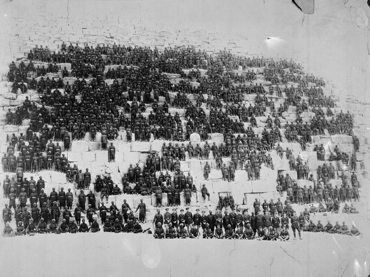 Les 38e Dogras posant sur une des pyramides, Égypte, 1918 - English Photographer