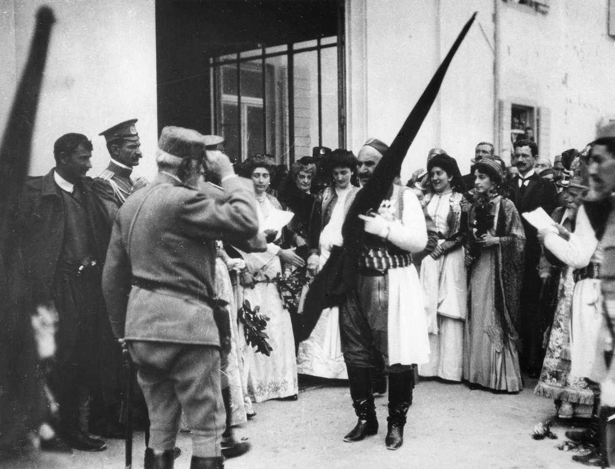 Le roi du Monténégro avec un drapeau turc, Cettinge, Monténégro, 1913 - English Photographer