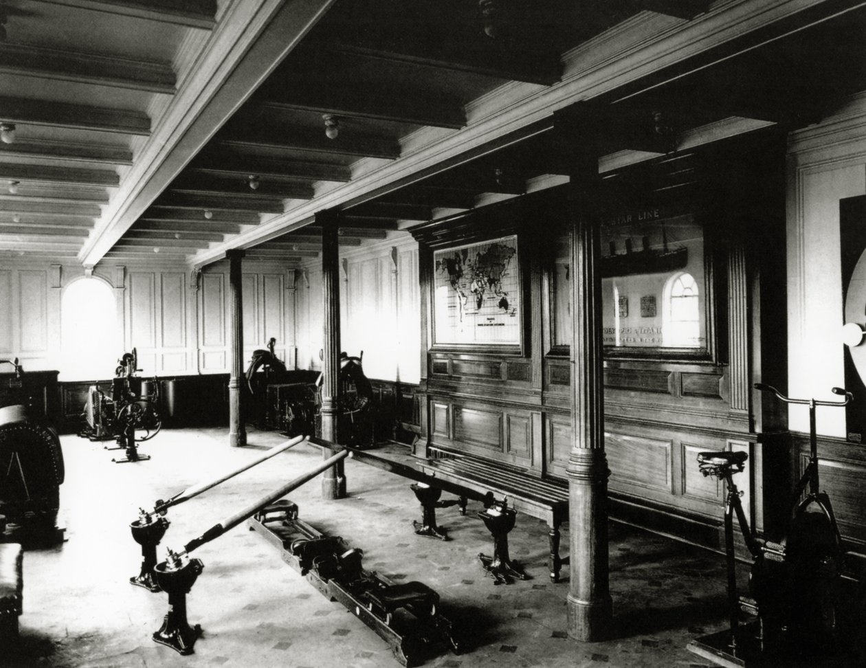 La salle de sport à bord du Titanic montrant les machines à ramer et les vélos d