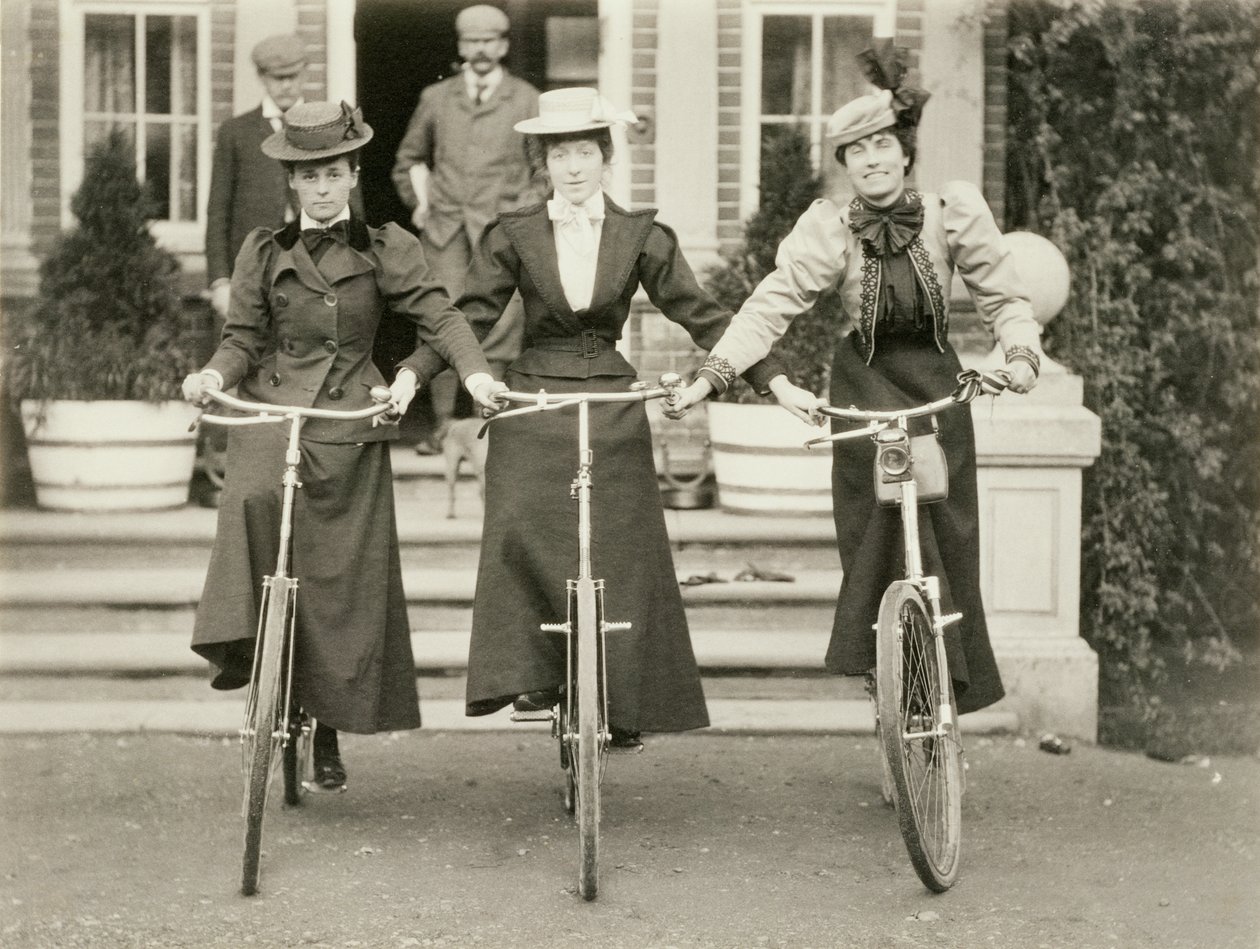 Trois femmes à vélo, début des années 1900 - English Photographer