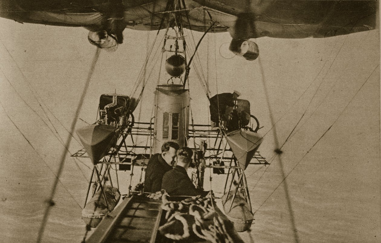 Deux personnels (observateurs) dans la gondole suspendue sous un dirigeable naval, 1914-19 - English Photographer