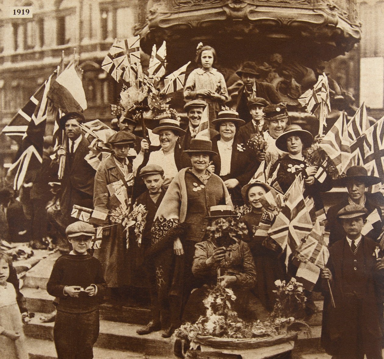 Célébrations de la victoire sous Eros, Piccadilly, Londres, 1919 - English Photographer
