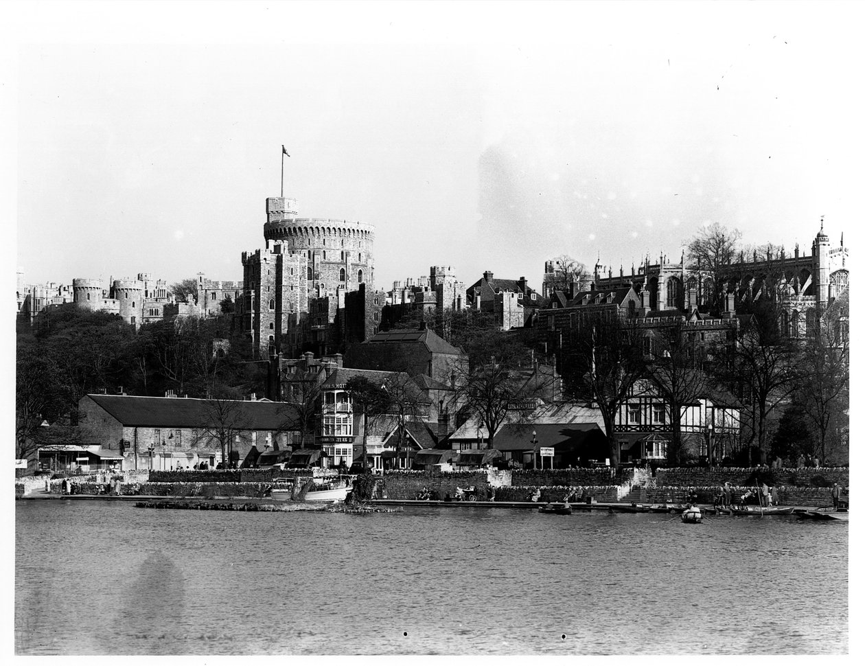 Vue du château de Windsor, à travers la Tamise - English Photographer