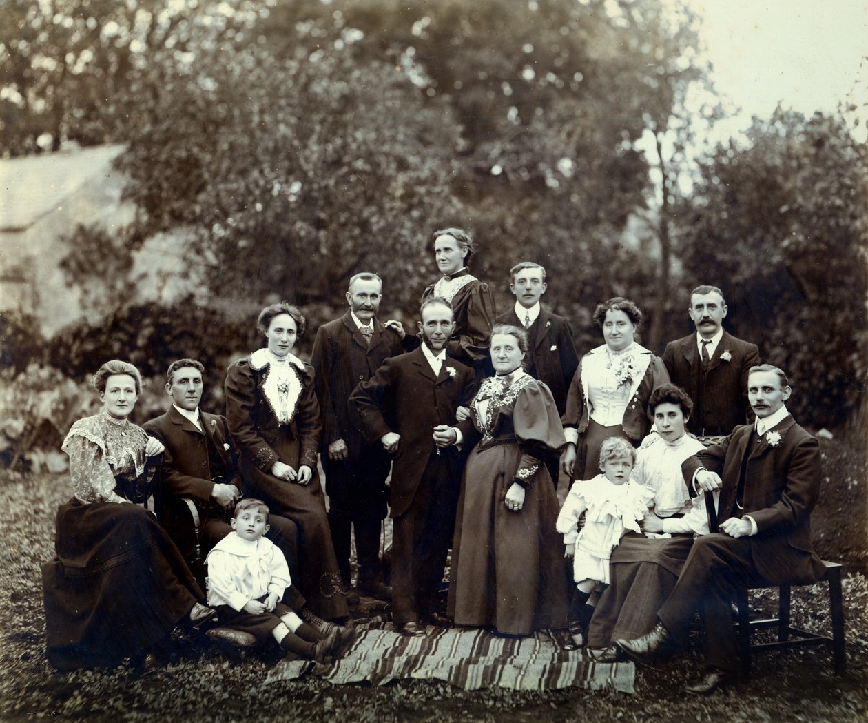 Groupe de mariage, Trowbridge, Wiltshire, Angleterre, vers 1900 - English Photographer