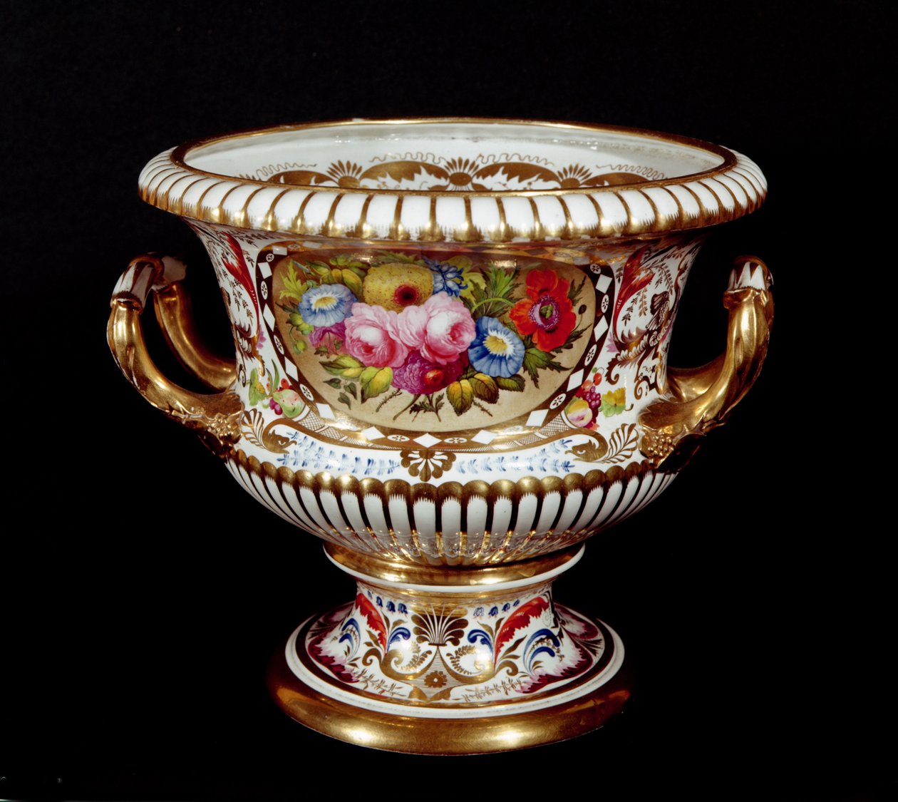 Urne en porcelaine de Derby, peinte à la main, vers 1820 - English School