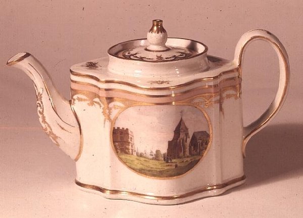 Théière New Hall, peinte avec vue sur le château de Douvres, vers 1800 - English School