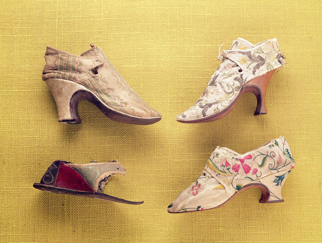 Paire de chaussures brodées, vers 1714 - English School