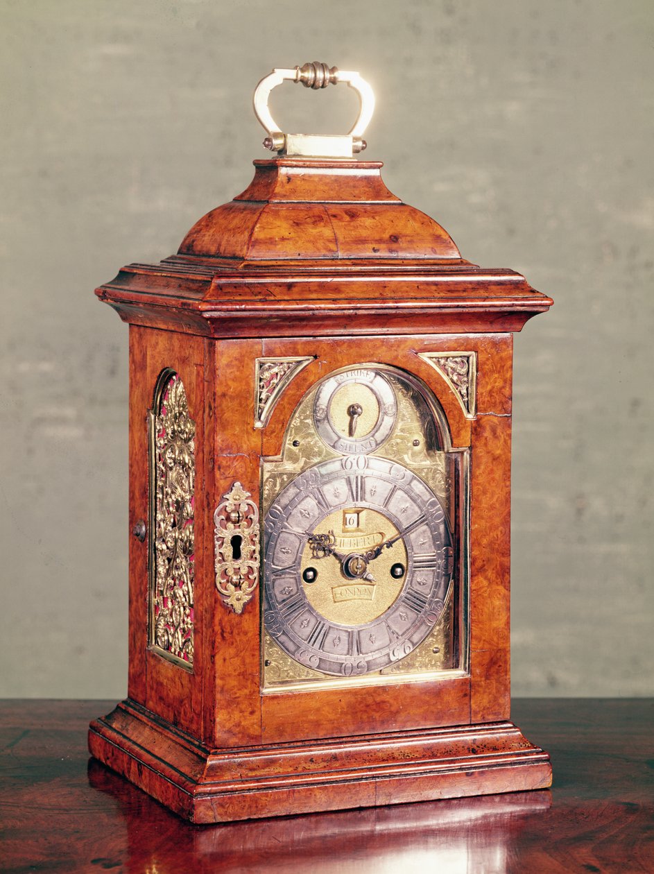 Horloge de table, boîtier en placage de noyer avec montures en vermeil, par David Hubert, vers 1725 - English School