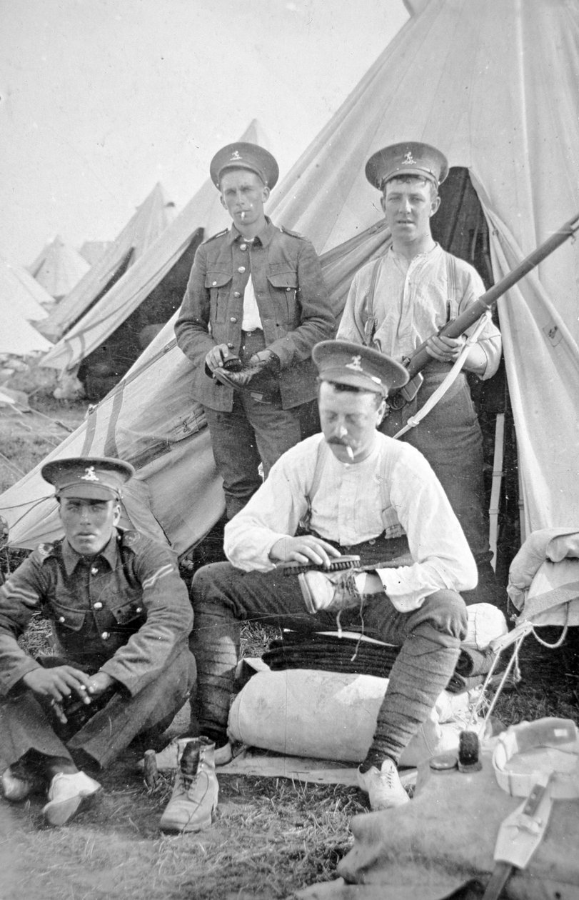 Soldats britanniques au camp nettoyant leur équipement - English Photographer