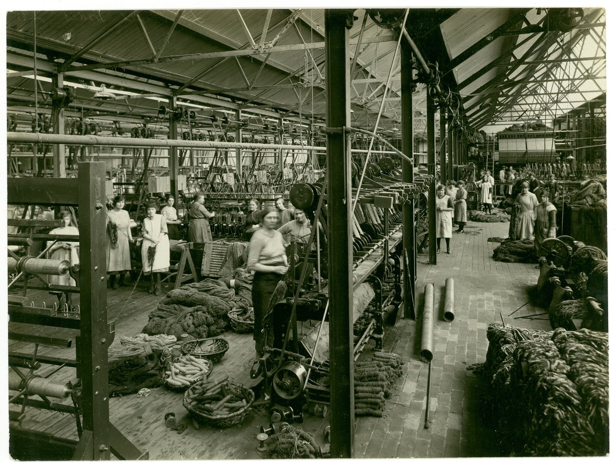 Enroulement de chenille, usine de tapis, 1923 - English Photographer