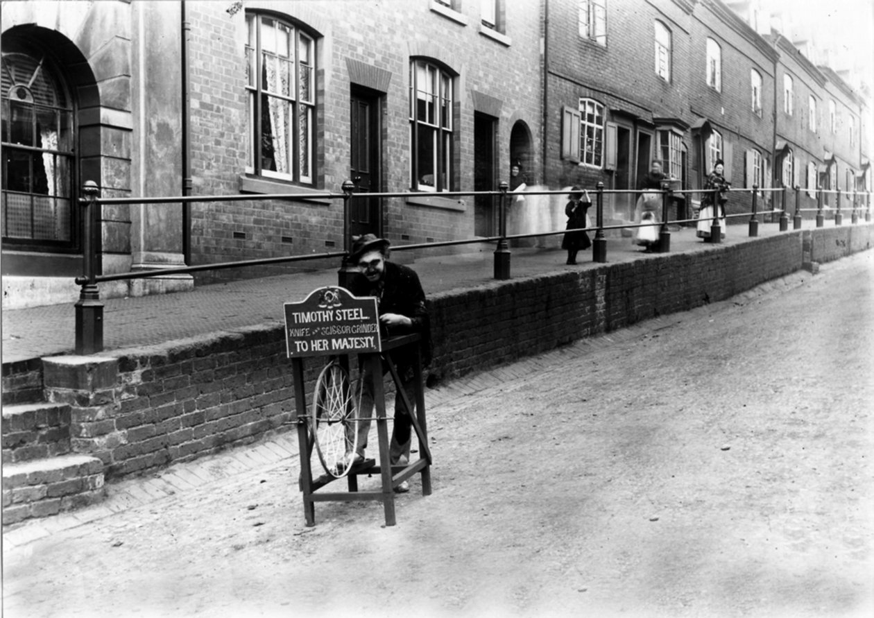 Aiguiseur de couteaux, Hall Street, Kidderminster - English Photographer