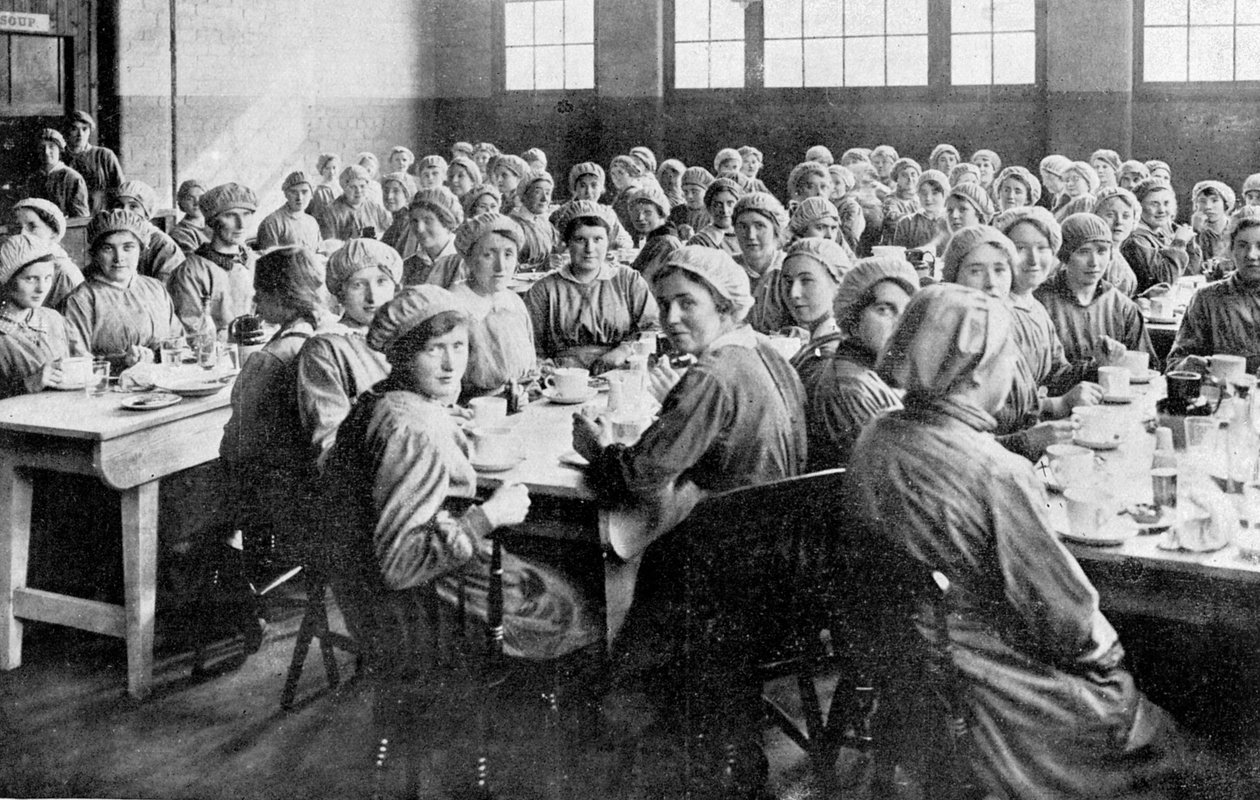 Travailleurs de munitions à la cantine - English Photographer