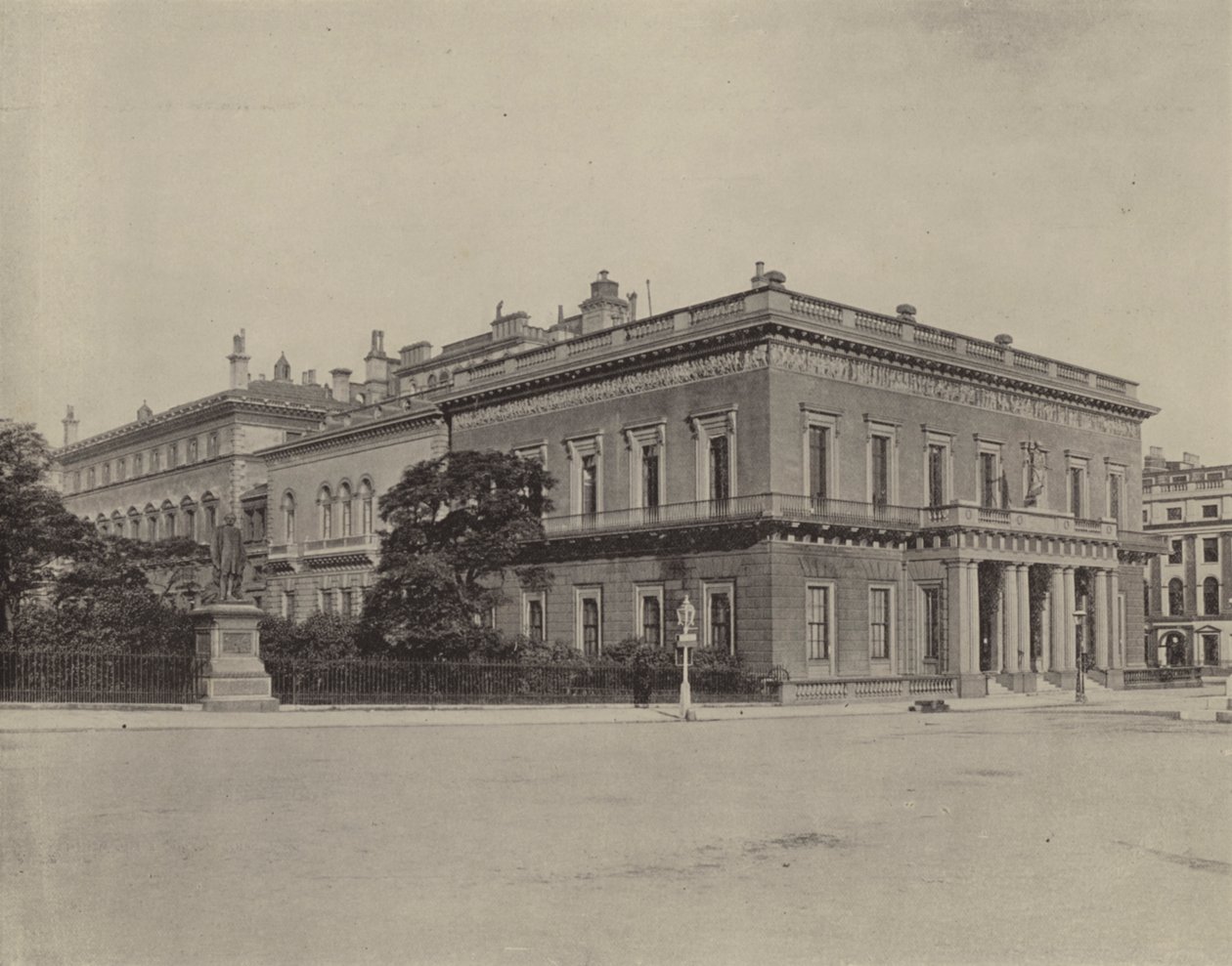 The Athenaeum Club (photo n/b) - English Photographer