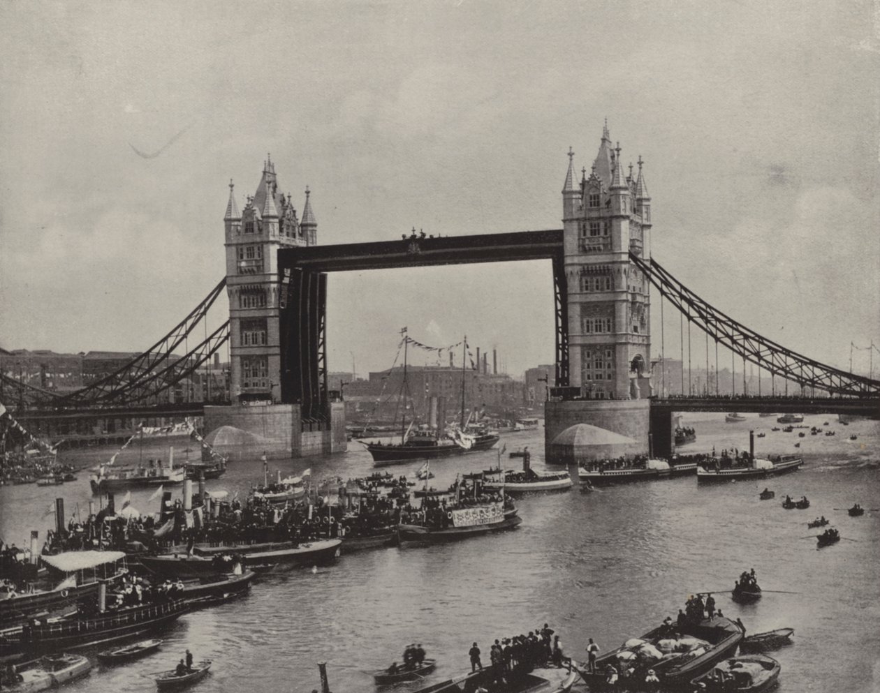 Le Tower Bridge, en regardant vers l