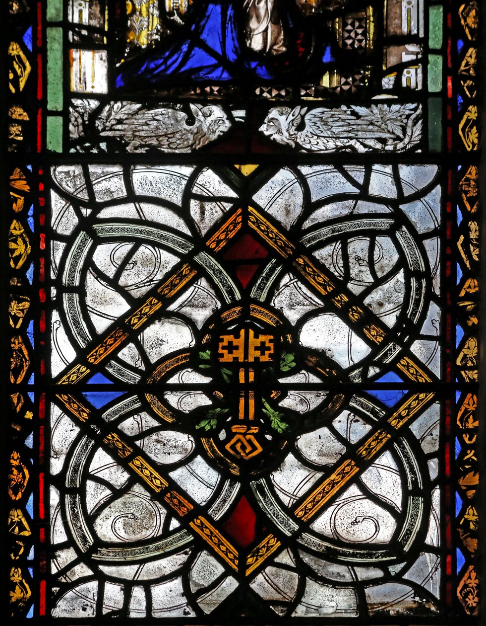 Fenêtre n4 représentant grisaille et emblème de Saint Pierre - English School