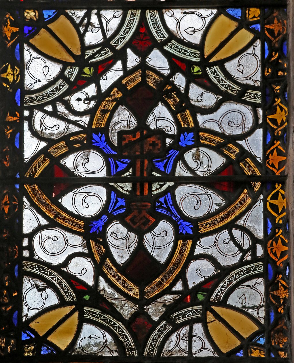 Fenêtre n4 représentant grisaille et emblème de Saint Pierre - English School