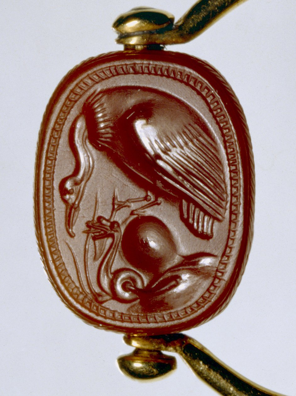 Bague étrusque en or avec scarabée en cornaline représentant un vautour menaçant un serpent enroulé (or et cornaline) - Etruscan