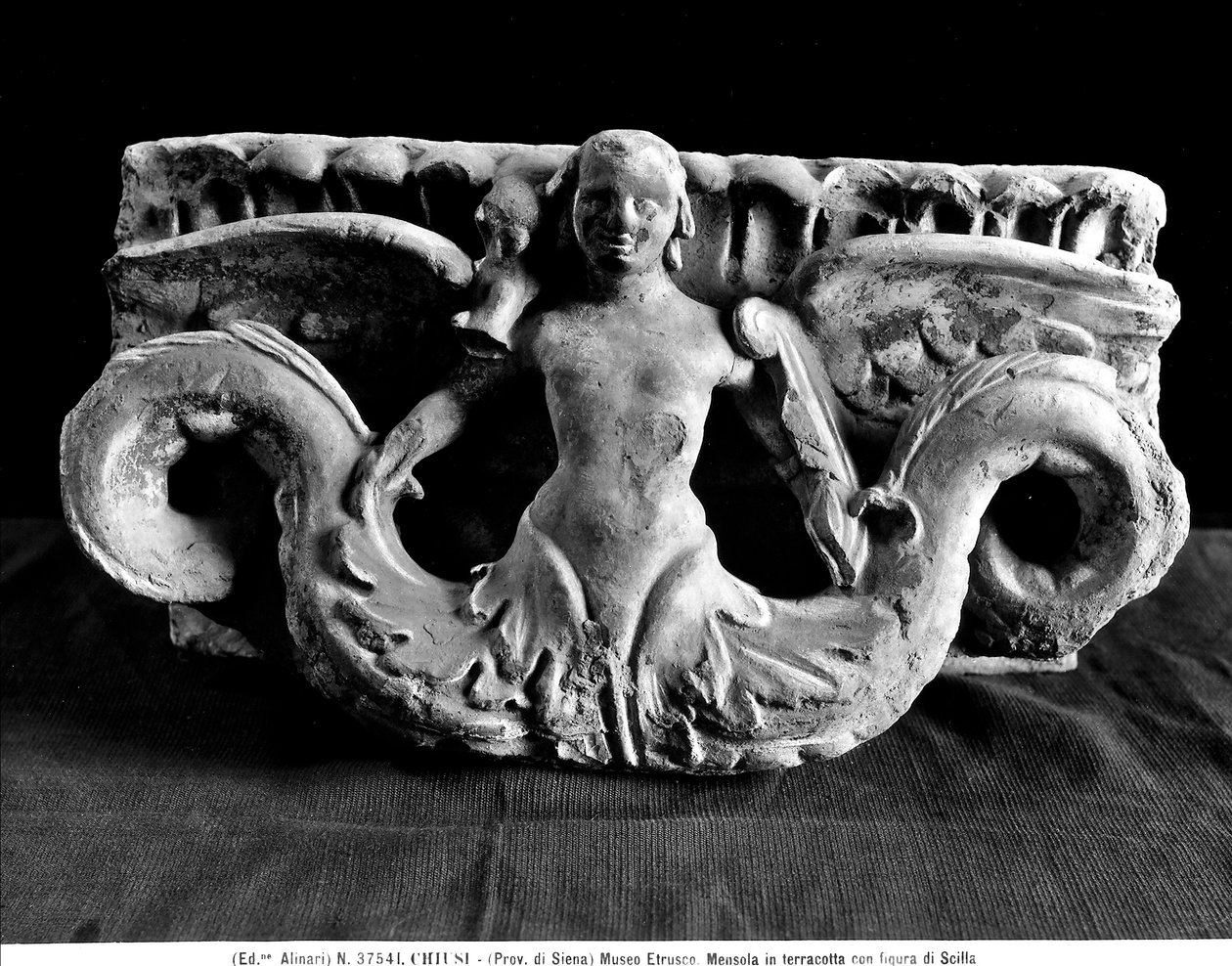 Corniche avec la figure de Scilla - Etruscan