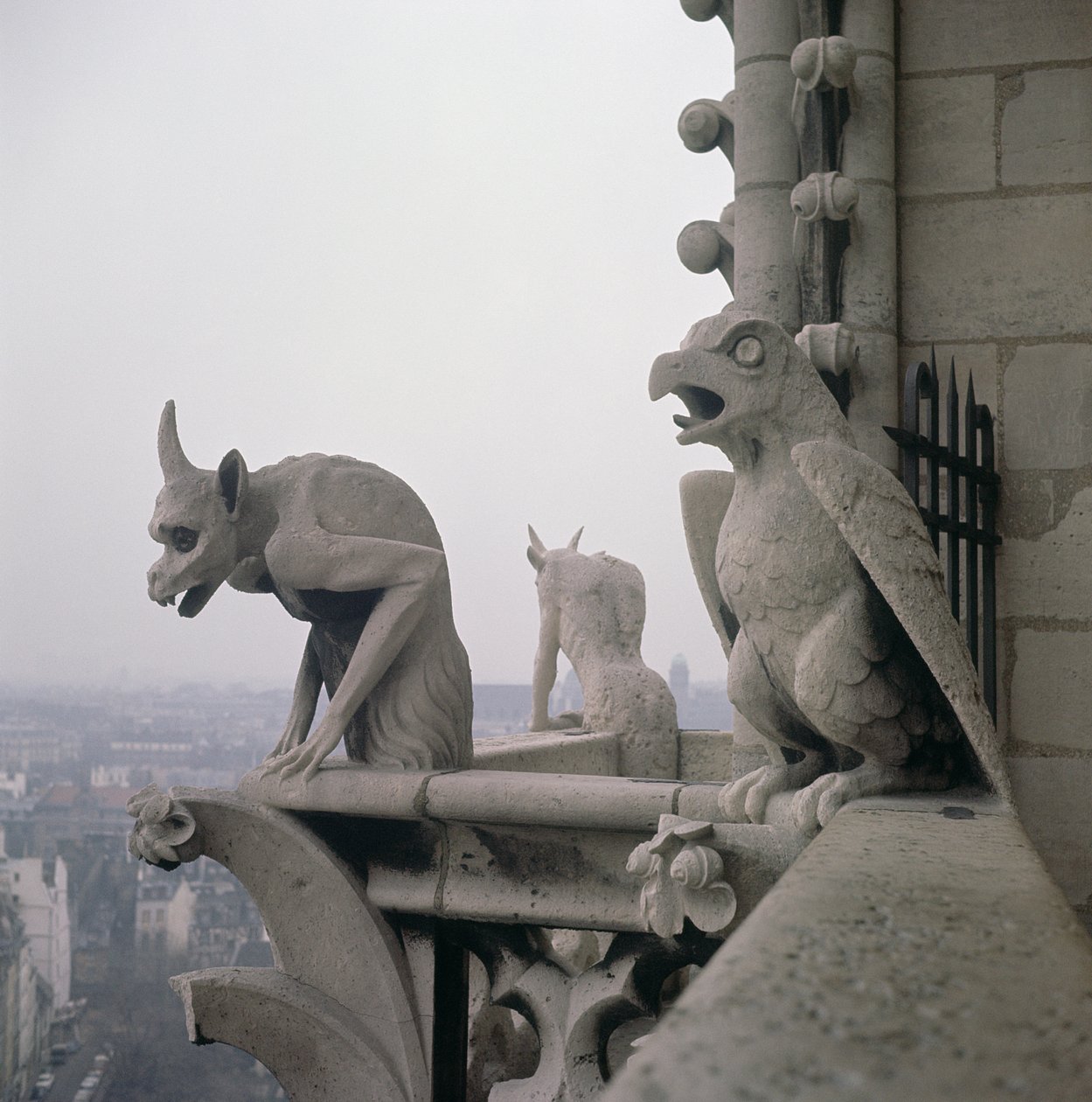 Gargouilles sur la balustrade de la Grande Galerie, réplique d