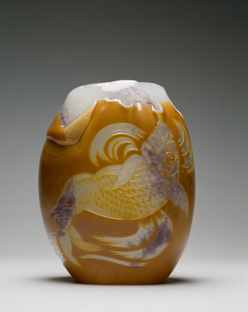 Vase de carpes, 1788-84 (verre gravé et superposé) - Eugène Rousseau